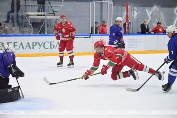 Хоккейная команда Президента выиграла у сборной Брестской области в матче любительского турнира Хоккейная команда Президента выиграла у сборной Брестской области в матче любительского турнира