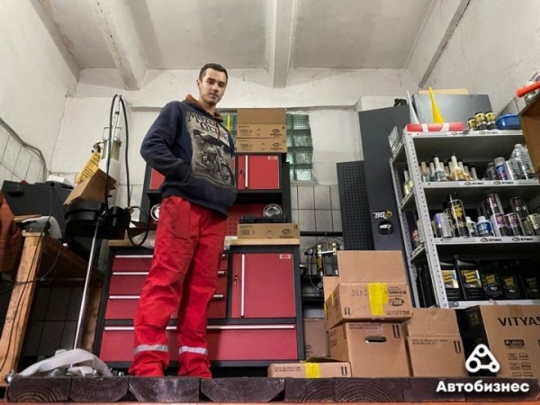 «Отдыхать учителю некогда, слишком много бумаг». Бросил преподавание физики и стал автомехаником «Отдыхать учителю некогда, слишком много бумаг». Бросил преподавание физики и стал автомехаником