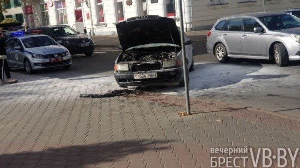 Появились фотографии автомобиля, который задымился в Бресте на перекрестке Пушкинской и Советской