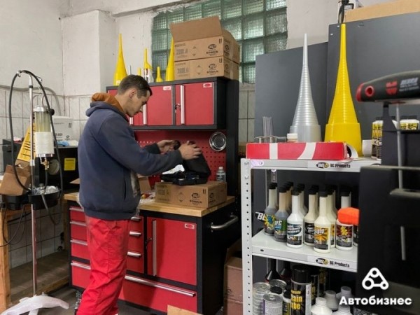 «Отдыхать учителю некогда, слишком много бумаг». Бросил преподавание физики и стал автомехаником «Отдыхать учителю некогда, слишком много бумаг». Бросил преподавание физики и стал автомехаником