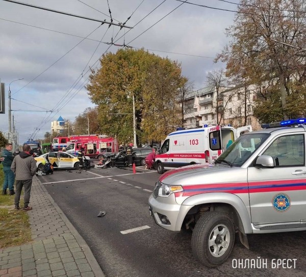 В центре Бреста произошло «лобовое» столкновение. Подробности серьезного ДТП на Машерова В центре Бреста произошло «лобовое» столкновение. Подробности серьезного ДТП на Машерова