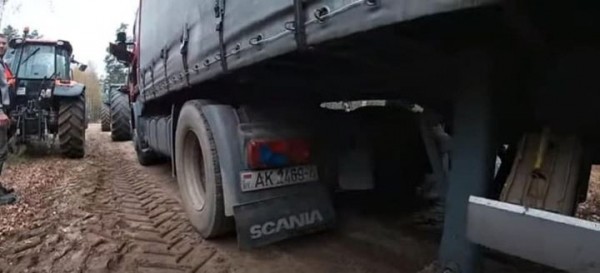 Белорусский дальнобойщик на двое суток застрял посреди леса в Польше Белорусский дальнобойщик на двое суток застрял посреди леса в Польше