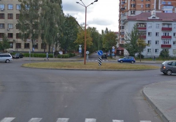 Читатель: Речь пойдёт о проезде перекрестка с круговым движением на пересечении улиц Кирова и Гоголя в Бресте
             
                Читатель: Речь пойдёт о проезде перекрестка с круговым движением на пересечении улиц Кирова и Гоголя в Бресте