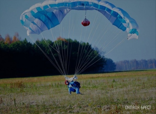 Читатель: Костюмированное шоу от брестских парашютистов
             
                Читатель: Костюмированное шоу от брестских парашютистов