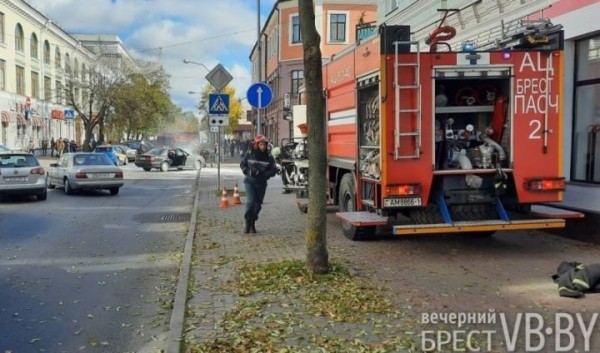 Появились фотографии автомобиля, который задымился в Бресте на перекрестке Пушкинской и Советской