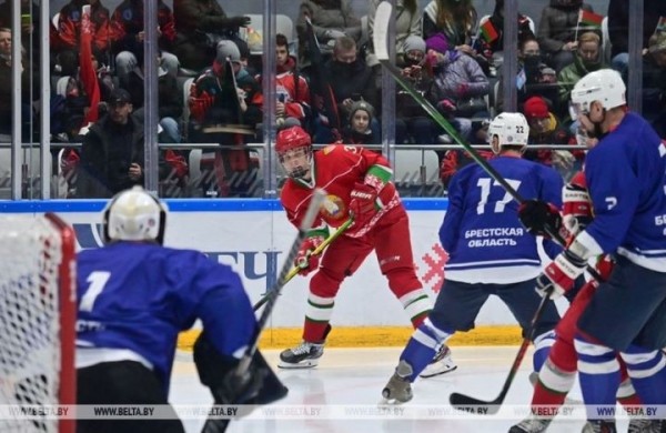 Хоккейная команда Президента выиграла у сборной Брестской области в матче любительского турнира Хоккейная команда Президента выиграла у сборной Брестской области в матче любительского турнира