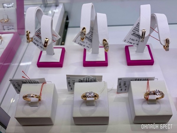 Кольцо для любимой и серьги для мамы до 100 рублей. Что еще можно увидеть на витринах ювелирного магазина СЛАВИЯ в Бресте?