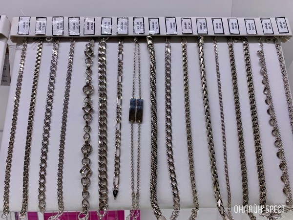 Кольцо для любимой и серьги для мамы до 100 рублей. Что еще можно увидеть на витринах ювелирного магазина СЛАВИЯ в Бресте?