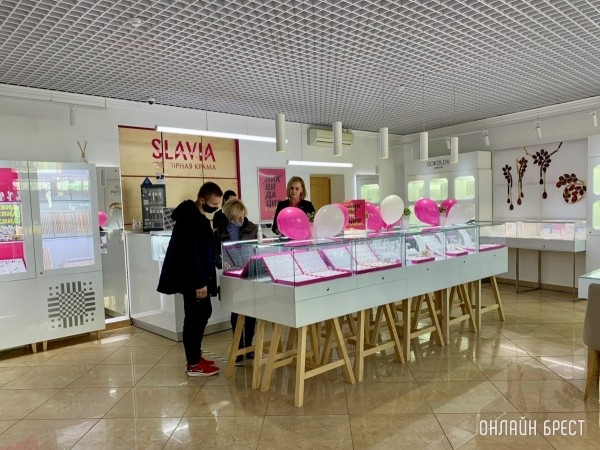 Кольцо для любимой и серьги для мамы до 100 рублей. Что еще можно увидеть на витринах ювелирного магазина СЛАВИЯ в Бресте?