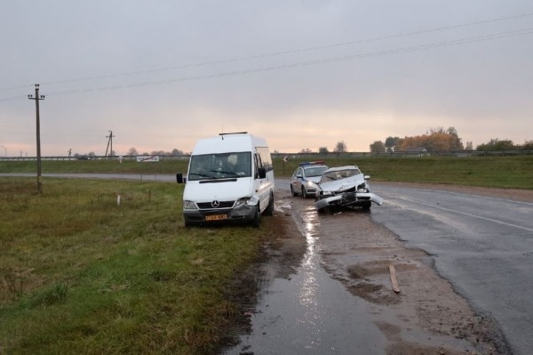 Лобовое столкновение маршрутки и Audi произошло в Брестской области