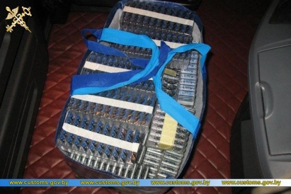 Водитель большегруза спрятал в тайнике более 4 тыс. бритвенных кассет и медикаменты