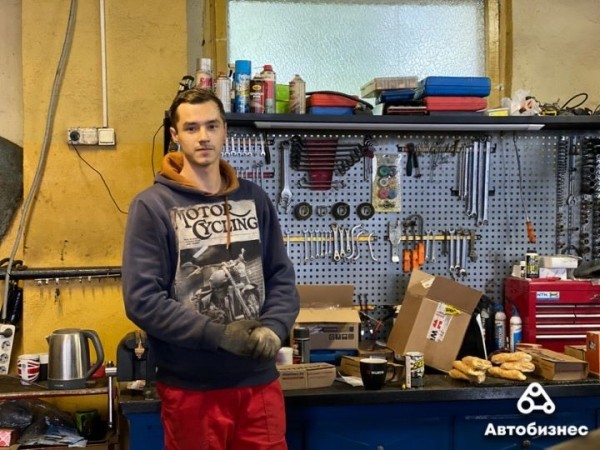 «Отдыхать учителю некогда, слишком много бумаг». Бросил преподавание физики и стал автомехаником «Отдыхать учителю некогда, слишком много бумаг». Бросил преподавание физики и стал автомехаником