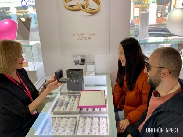 Кольцо для любимой и серьги для мамы до 100 рублей. Что еще можно увидеть на витринах ювелирного магазина СЛАВИЯ в Бресте?