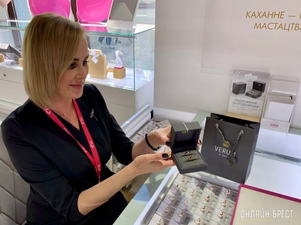 Кольцо для любимой и серьги для мамы до 100 рублей. Что еще можно увидеть на витринах ювелирного магазина СЛАВИЯ в Бресте?