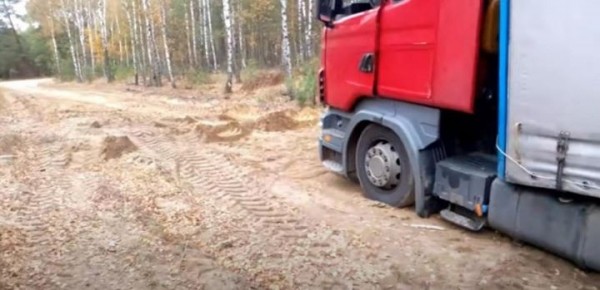 Белорусский дальнобойщик на двое суток застрял посреди леса в Польше Белорусский дальнобойщик на двое суток застрял посреди леса в Польше