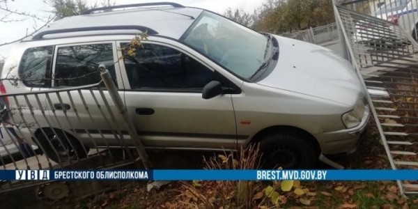 В Барановичах автоледи врезалась в забор. Опыт вождения у автоледи менее года В Барановичах автоледи врезалась в забор. Опыт вождения у автоледи менее года
