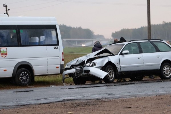 Лобовое столкновение маршрутки и Audi произошло в Брестской области