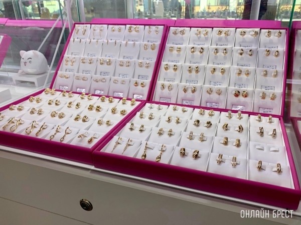 Кольцо для любимой и серьги для мамы до 100 рублей. Что еще можно увидеть на витринах ювелирного магазина СЛАВИЯ в Бресте?