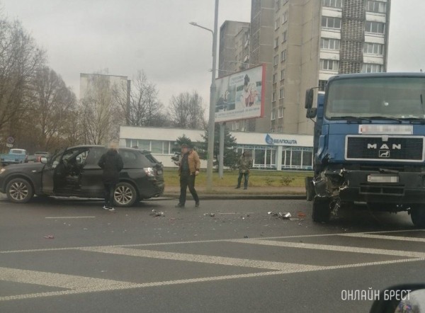 Очевидец: ДТП с участием грузовика произошло на Пионерской в Бресте
             
                Очевидец: ДТП с участием грузовика произошло на Пионерской в Бресте