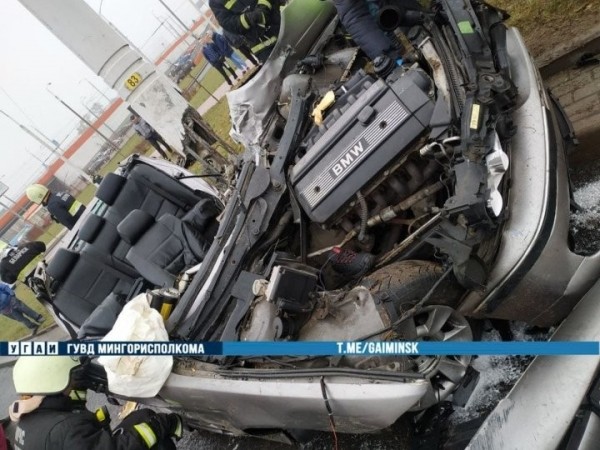 Жуткие кадры. В Минске BMW врезался в столб. Водитель погиб