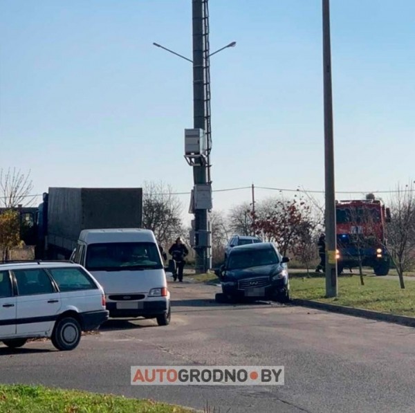 «Вы где находитесь?» «Может, в Бресте?» В Гродно водитель фуры протаранил Infiniti