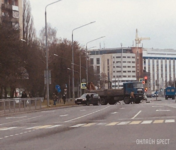 Очевидец: ДТП с участием грузовика произошло на Пионерской в Бресте
             
                Очевидец: ДТП с участием грузовика произошло на Пионерской в Бресте