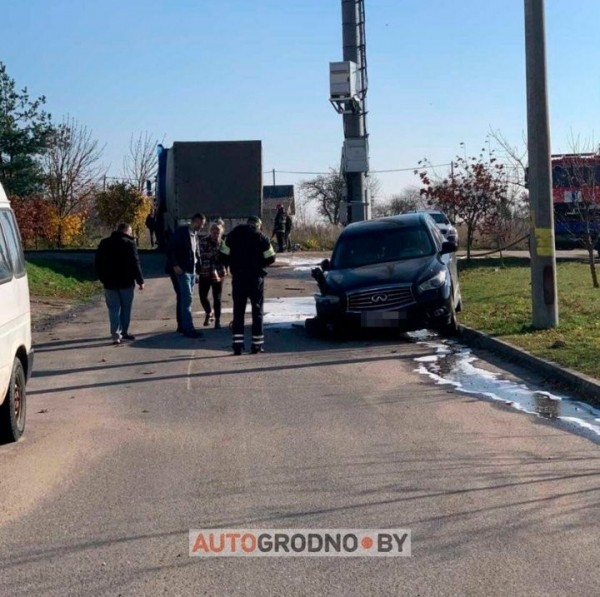 «Вы где находитесь?» «Может, в Бресте?» В Гродно водитель фуры протаранил Infiniti