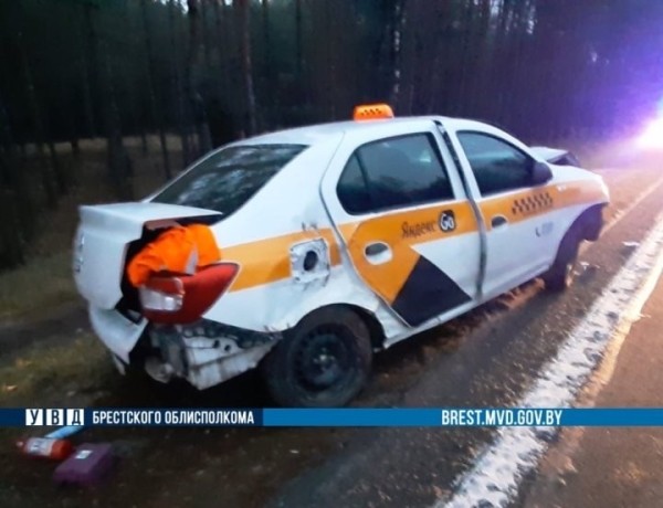 Под Брестом такси врезалось в дерево Под Брестом такси врезалось в дерево