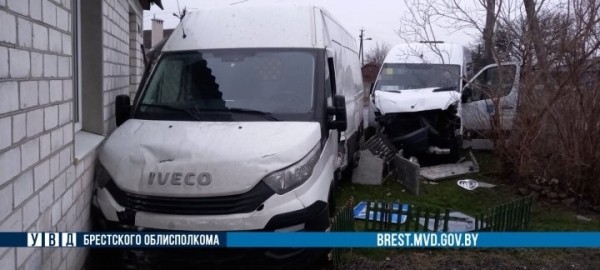 В Бресте на перекрестке столкнулись микроавтобус и маршрутка В Бресте на перекрестке столкнулись микроавтобус и маршрутка