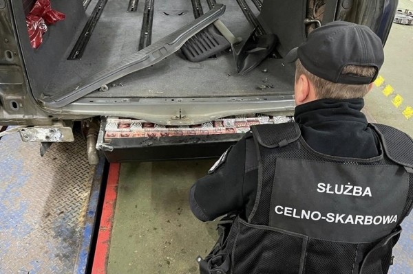 Белорус вез в Польшу 7500 пачек сигарет под полом минивена. Их нашел служебный лабрадор Белорус вез в Польшу 7500 пачек сигарет под полом минивена. Их нашел служебный лабрадор
