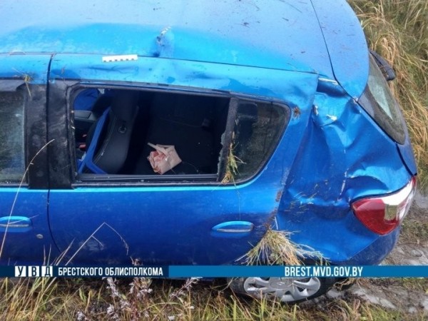 Под Брестом в кювет вылетел автомобиль Под Брестом в кювет вылетел автомобиль