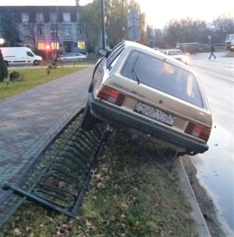 В РОВД немного не доехал. Припарковался на заборе