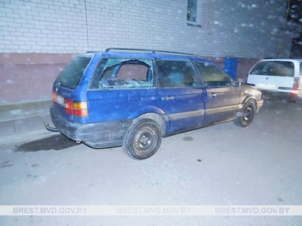 В Кобрине пьяный мужчина повредил чужие автомобили В Кобрине пьяный мужчина повредил чужие автомобили