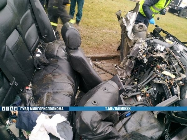 Жуткие кадры. В Минске BMW врезался в столб. Водитель погиб