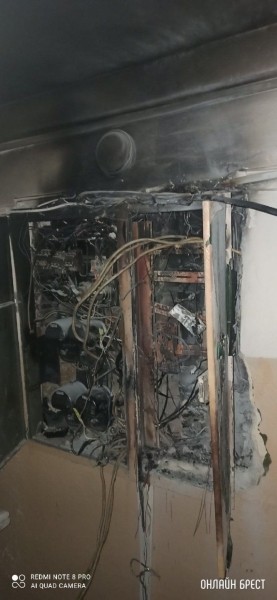 Брест, бул. Космонавтов, 33. Произошёл пожар в подъезде
             
                Брест, бул. Космонавтов, 33. Произошёл пожар в подъезде