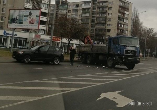Очевидец: ДТП с участием грузовика произошло на Пионерской в Бресте
             
                Очевидец: ДТП с участием грузовика произошло на Пионерской в Бресте