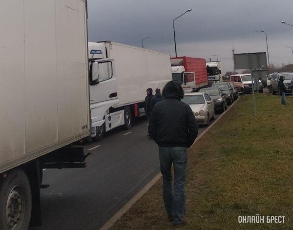 Количество грузовиков в очереди на въезд в ЕС в сравнении с прошлым понедельником увеличилось на 30% Количество грузовиков в очереди на въезд в ЕС в сравнении с прошлым понедельником увеличилось на 30%