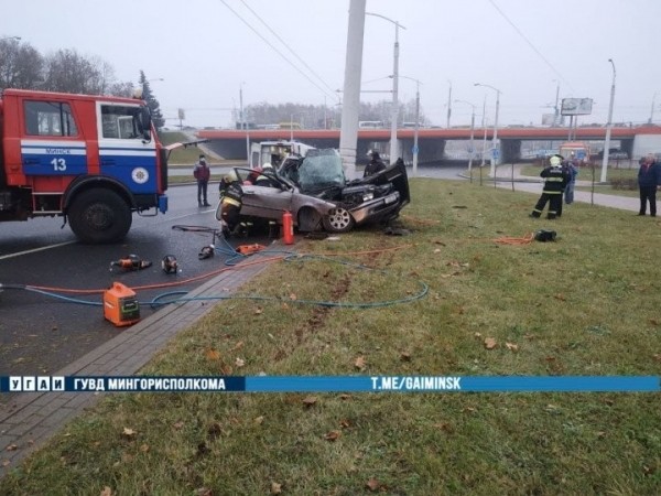 Жуткие кадры. В Минске BMW врезался в столб. Водитель погиб
