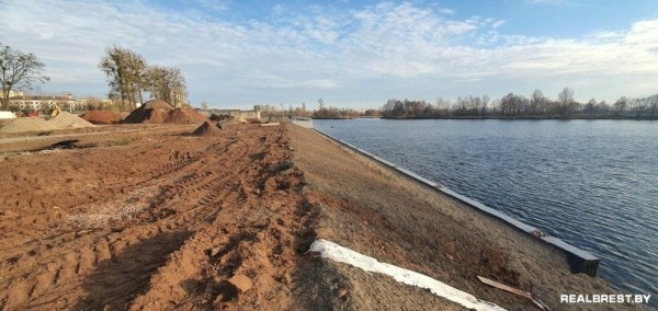 Фотопрогулка по строительной площадке нового участка набережной в Бресте
             
                Фотопрогулка по строительной площадке нового участка набережной в Бресте