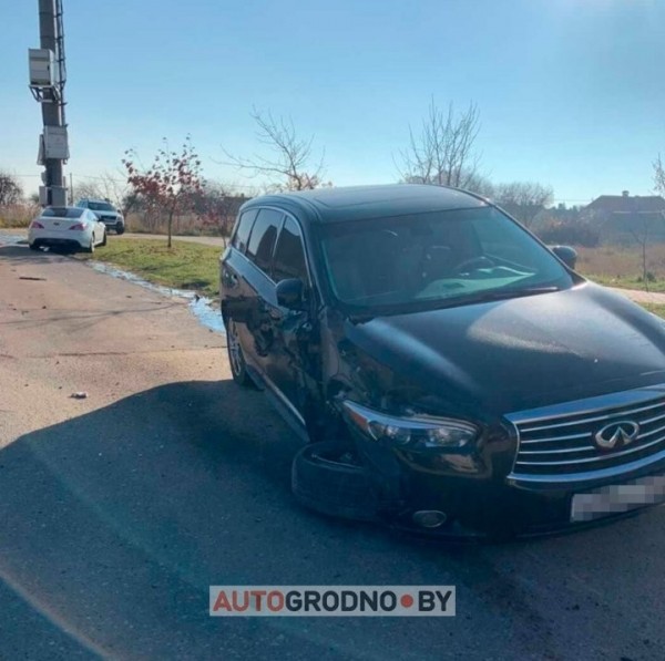 «Вы где находитесь?» «Может, в Бресте?» В Гродно водитель фуры протаранил Infiniti