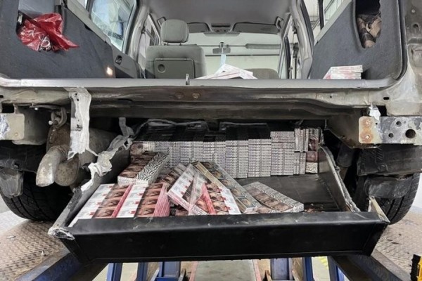 Белорус вез в Польшу 7500 пачек сигарет под полом минивена. Их нашел служебный лабрадор Белорус вез в Польшу 7500 пачек сигарет под полом минивена. Их нашел служебный лабрадор