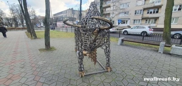 Фигуры зубра, дракона, собаки, девушки, льва и Ильи Муромца выставили на новогодней ярмарке в Бресте