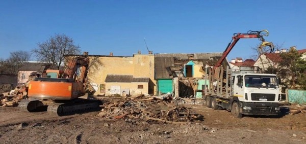 
                В Бресте на 17 Сентября сносят старые дома
            