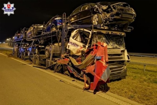 В Польше белорус на фуре столкнулся с автовозом