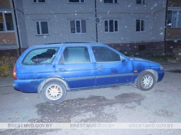 В Кобрине пьяный мужчина повредил чужие автомобили В Кобрине пьяный мужчина повредил чужие автомобили