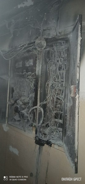 Брест, бул. Космонавтов, 33. Произошёл пожар в подъезде
             
                Брест, бул. Космонавтов, 33. Произошёл пожар в подъезде