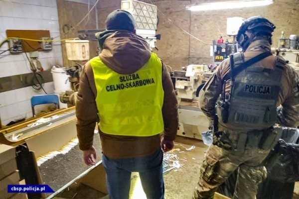 В Польше закрыли подпольную табачную фабрику, задержаны 9 белорусов В Польше закрыли подпольную табачную фабрику, задержаны 9 белорусов
