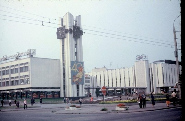 Брестский центральный универмаг на улице Московская (сегодня проспект им. П. Машерова), 1985 год
             
                Брестский центральный универмаг на улице Московская (сегодня проспект им. П. Машерова), 1985 год