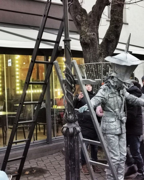 
                Два фонарщика встретились на Советской в Бресте :)
            