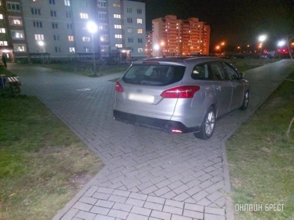 Читатель: Вот так паркуются водители на Варшавском шоссе в Бресте
             
                Читатель: Вот так паркуются водители на Варшавском шоссе в Бресте